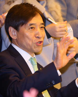 이주열 한국은행 총재가 28일 오전 서울 소공동 한국은행 본점에서 열린 경제동향간담회에서 최근 하락세인 유가와 관련한 향후 전망을 토론하고 있다.  사진=연합뉴스